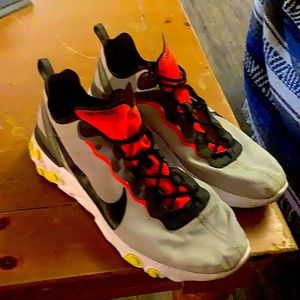 Size 11.5 Nike React. Super comfy!